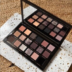 Huda Beauty Pretty Grunge Eyeshadow Palette